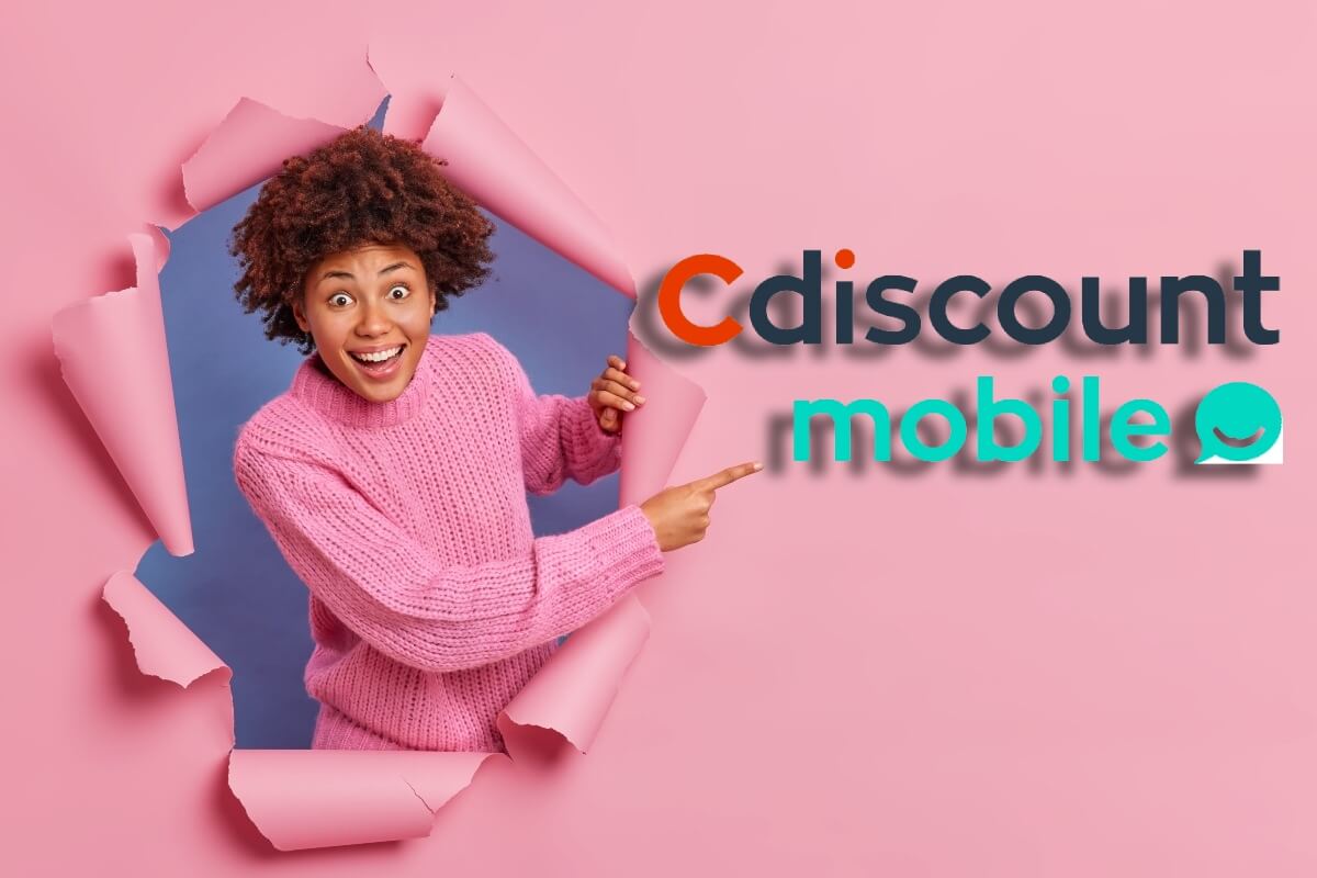 Femme sort du fond rose et montre le logo de Cdiscount Mobile